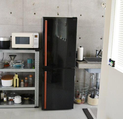 レザーの取っ手がアクセントになったアマダナのデザイン冷蔵庫
