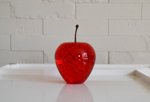 気泡が美しいりんごのペーパーウェイト「APPLE ACRYLIC PAPER WEIGHT」