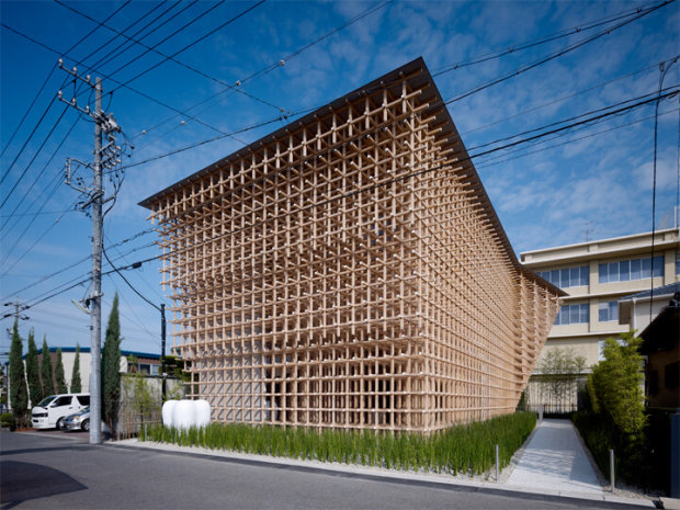 建築家の隈研吾の建築作品15選。話題のスタバや無印の窓の家など | デザインマガジン