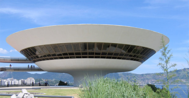 建築家のオスカー・ニーマイヤーの建築作品7選。代表作のニテロイ現代美術館やブラジリア大聖堂など
