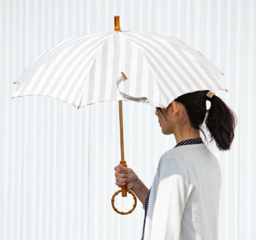 おしゃれな日傘のおすすめ10選。かわいい折りたたみからシンプルな長傘まで
